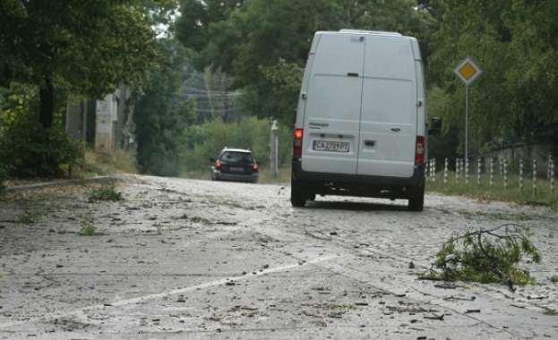 Аварийни екипи към Столичната община работят по 5 сигнала за