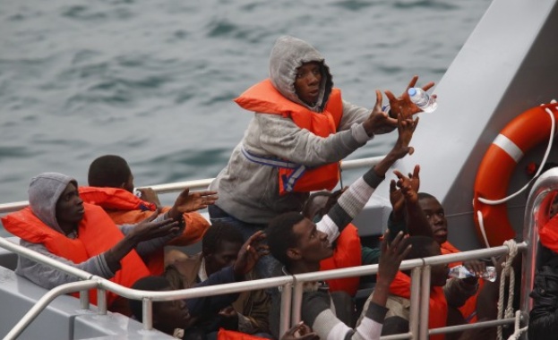 Румънските власти задържаха днес в Черно море лодка с близо