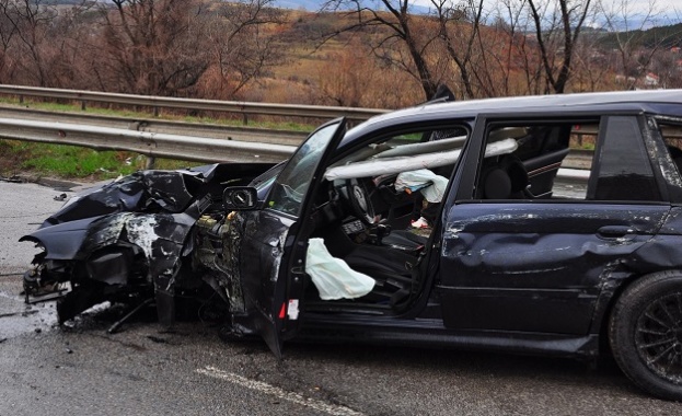 Тежка катастрофа в София Кола се удари в автобус на