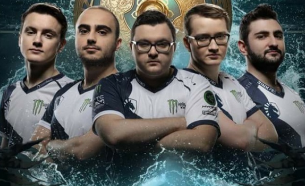 Иван Иванов в средата на снимката е българин който стана