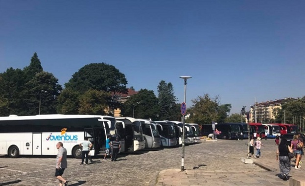 Превърнаха площад Александър Невски в автогара мият турски рейсове пред