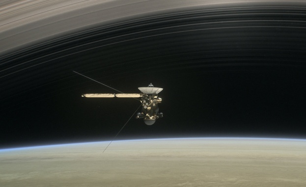 Космическият кораб на НАСА Касини започна финалната фаза от мисията