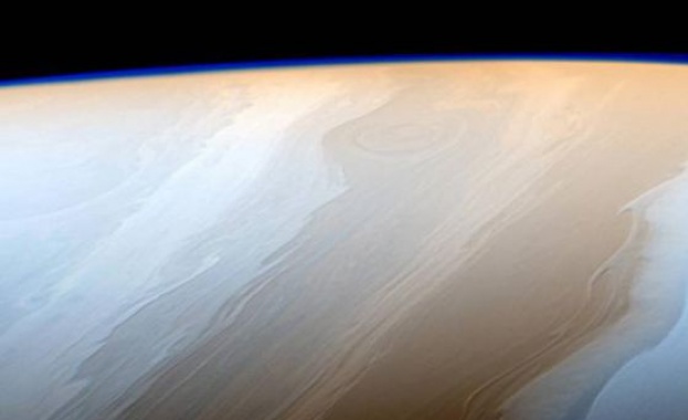Сондата Касини предаде снимка на която сякаш ударите на космическа