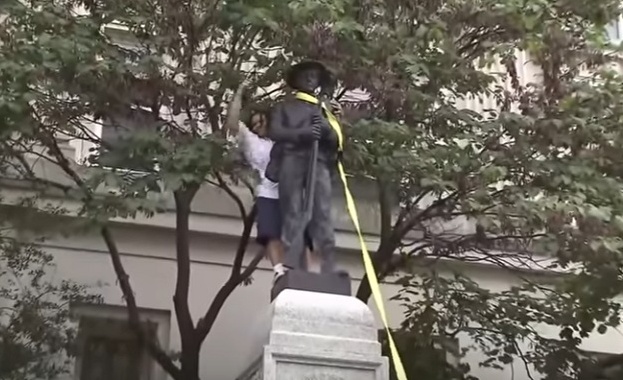 Протестиращи срещу идеята за превъзходство на бялата раса демонтираха статуя
