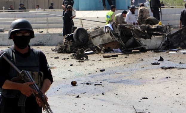 Бомба заложена на път е причинила смъртта на осем войници