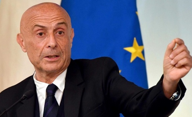 Вътрешният министър на Италия Марко Минити заяви че вижда светлината