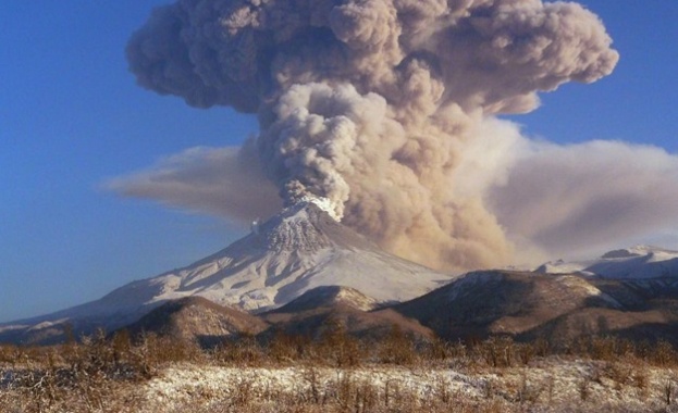 Вулканите Ключевски и Шивелуч в Камчатка изхвърлиха едновременно пепел Възможно