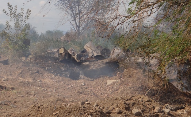 Около 120 декара сухи треви и храсти горят в местността