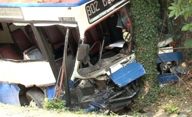 Трима души са ранени при катастрофа между багер и автобус
