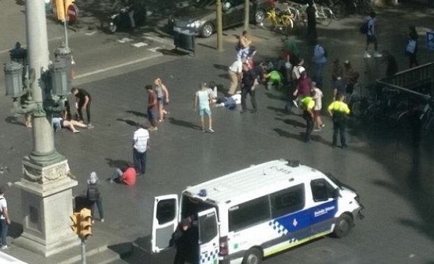 Терористичен атентат в центъра на Барселона Бял миниван се вряза
