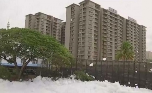 Замърсяването предизвика необичайно явление във въздуха на индийски град Пешеходци