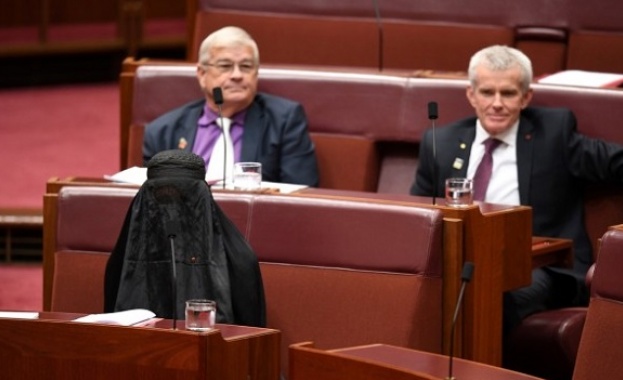 Австралийската крайнодясна сенаторка Полин Хенсън си навлече критики от правителството