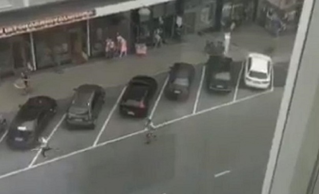 Мъж е нападнал с нож минувачи на площада в центъра