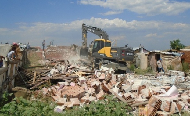 В ромския квартал на Асеновград Лозница бяха съборени 11 незаконни