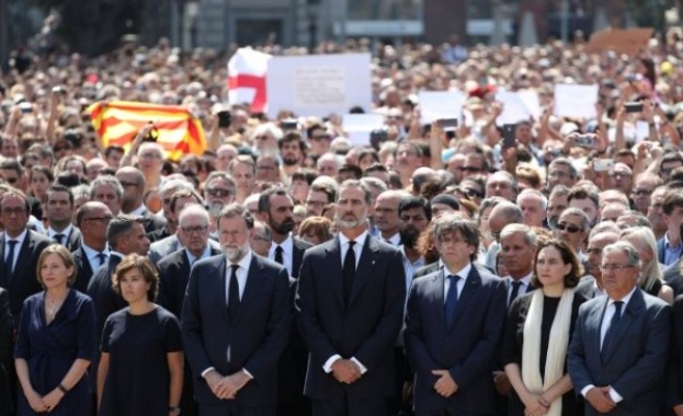 Хиляди хора се събраха на площад Каталуня и замлъкнаха за