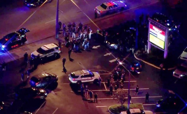 Двама полицейски служители са простреляни като един от тях е