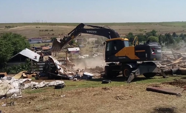 В петък са премахнати 10 незаконни постройки в ромската махала