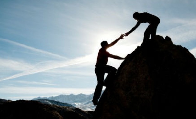 Истинското приятелство идва когато мълчанието между двама души е приятно