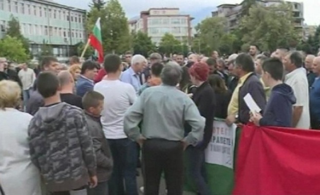 Над 100 жители на Дупница излязоха на протест пред сградата