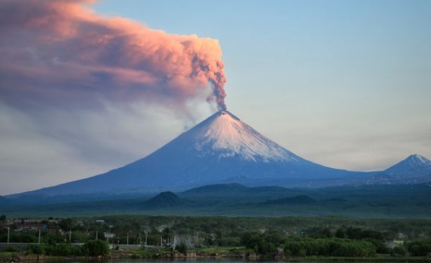 Вулканът Ключевской на полуостров Камчатка е изхвърлил стълб от пепел