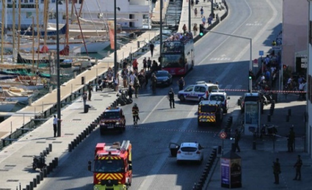 Кола се вряза в две спирки във френския град Марсилия