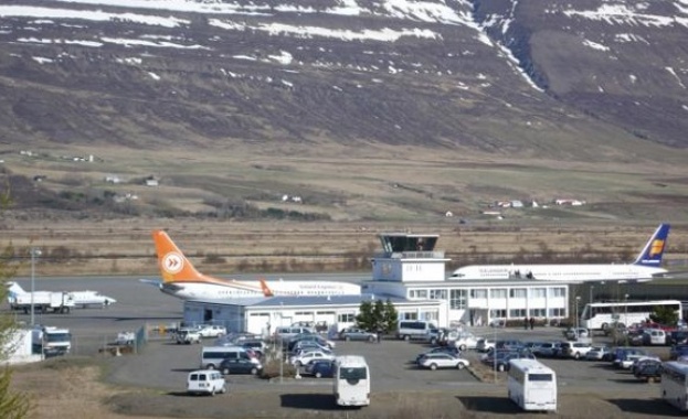 Шофьор управляващ крадена кола се вряза в сектора за пристигащи