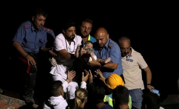 Едно от трите братчета затрупани под отломки на къща след