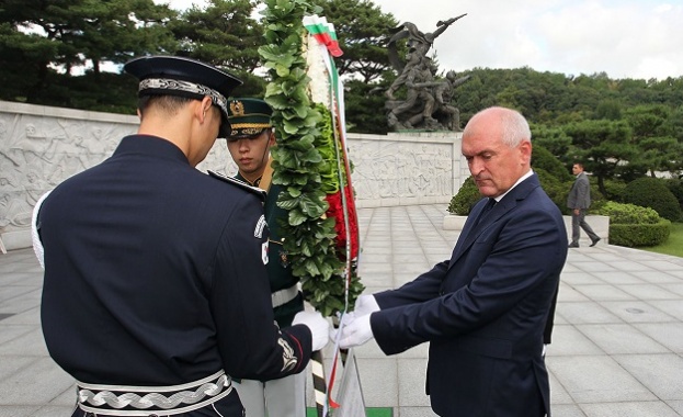 На тържествена церемония председателят на Народното събрание Димитър Главчев положи