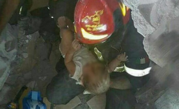 Едно от трите братчета затрупани под отломки на къща след