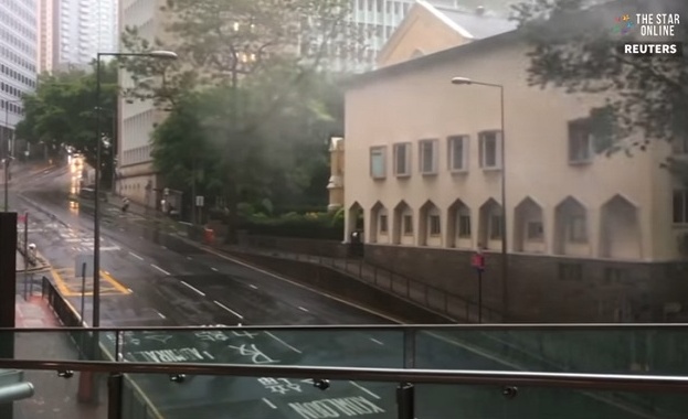 Тайфунът Хато се приближи плътно до Хонконг като буквално парализира