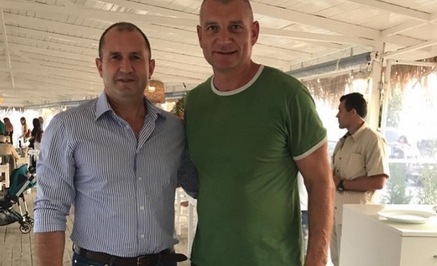 Президентът Румен Радев се снима със свои почитатели във варненски