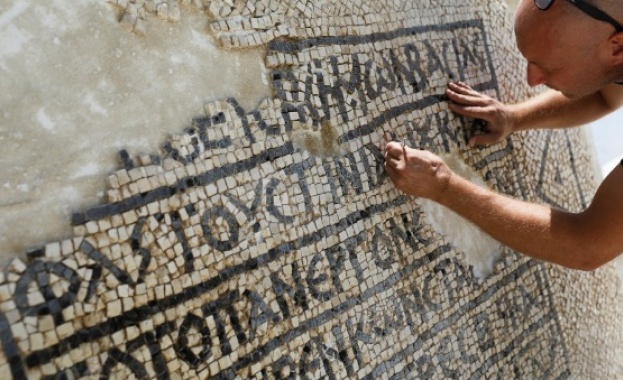 Израелски археолози представиха част от мозайка на 15 века с