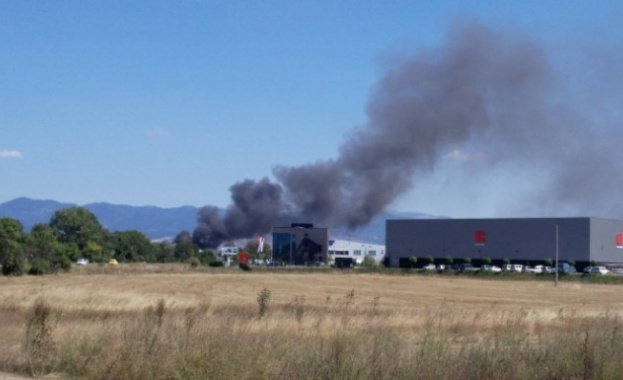 Екипи на столичната пожарна гасят огън възникнал в склад на