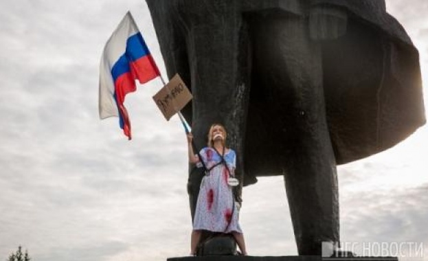 Рускиня се прикова към крака на огромна статуя на Ленин