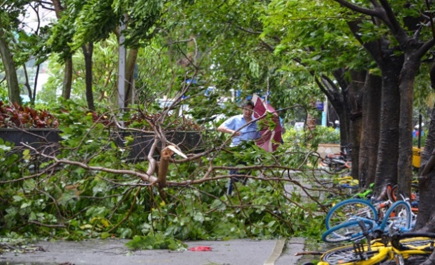 Тайфунът Хато който вилнее от вчера в Югоизточна Азия причини