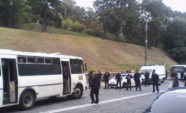 В близост до сградата на Министерския съвет в украинската столица