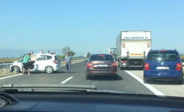 Автомобил се е ударил в мантинелата на 104 я километър