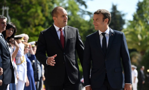 Френският президент Еманюел Макрон написа съобщение на български език в