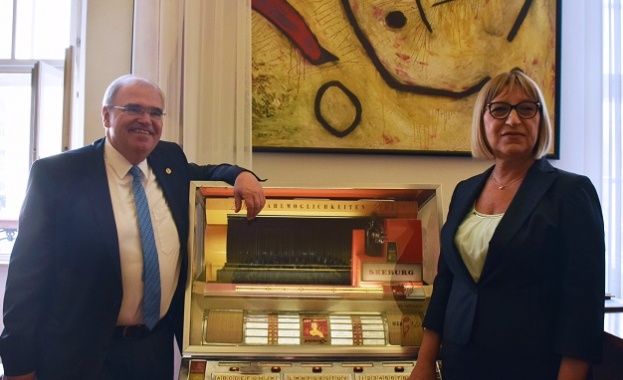 Министърът на правосъдието Цецка Цачева проведе среща с колегата си