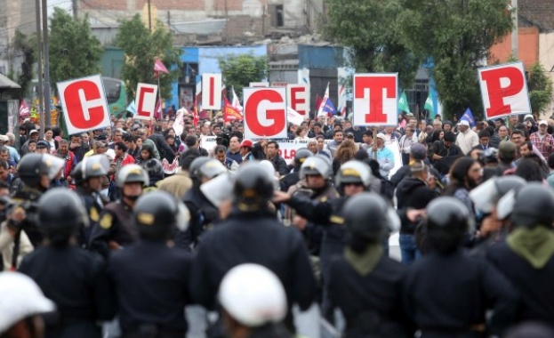 Поредни сблъсъци между полиция и учители разтърсиха Перу на третия