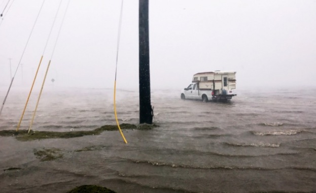Ураганът Харви удари бреговете на щата Тексас с проливни дъждове