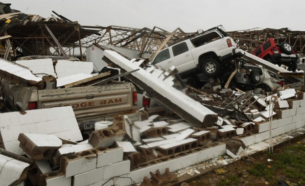 Двама души загинаха и десетки са ранени след като ураганът