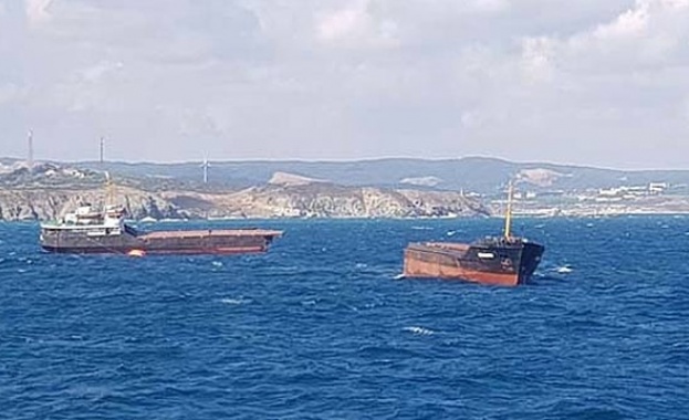 Товарен кораб се разцепи на две рано тази сутрин край