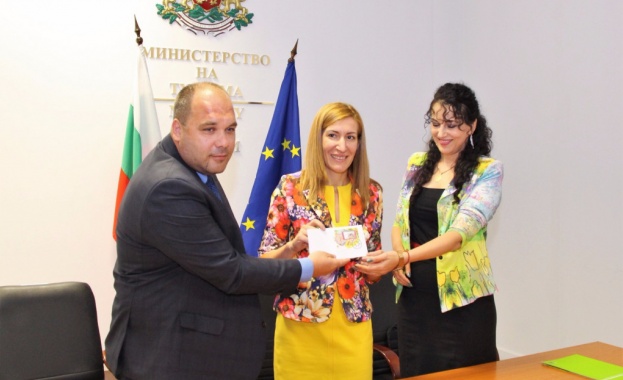 Казанлъшка гробница и Рилският манастир украсяват най новата пощенска марка на