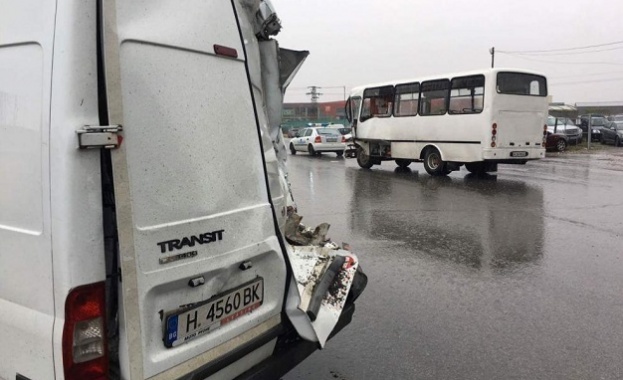 Автобус от градския транспорт и лекотоварен автомобил Форд Транзит катастрофираха