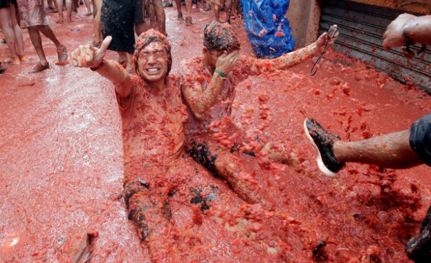 Над 22 000 души се биха със 160 тона зрели