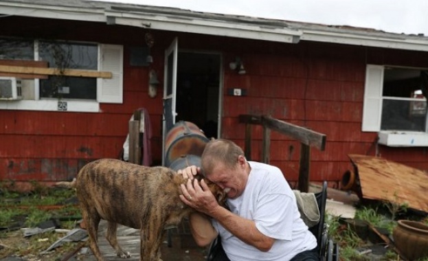 Поне 15 са жертвите на урагана Харви който бе понижен