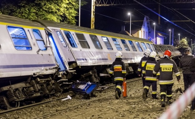 28 души бяха ранени при сблъсък на пътнически и товарен