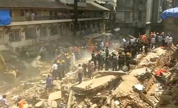 Най малко 30 души търсят спасители под рухнала сграда в Мумбай