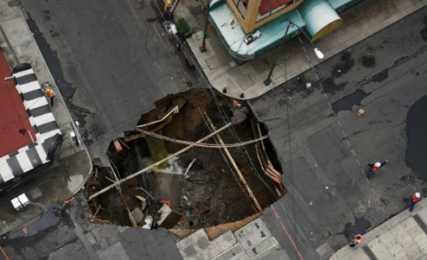 7 метрова дупка зейна в центъра на Мексико сити в